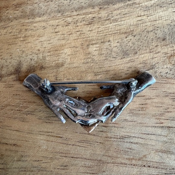 Unique artisan-made pin with gold heart held by two silver hands - Picture 10 of 15